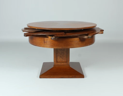 Liegnitzer Ringtisch - runder, vergrößerbarer Esstisch aus den 1920ern - Liegnitz (Werkstatt Josef Seiler)
Eiche
1920er Jahre