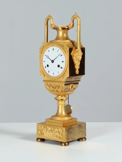 Empire Vase Clock, horloge de cheminée française, horloge de vase, Tardy a Lyon 1820 - France
bronze doré au feu
Empire vers 1820