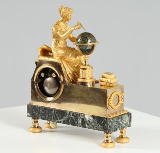 Orologio con suoneria a disco e sospensione a filo del pendolo