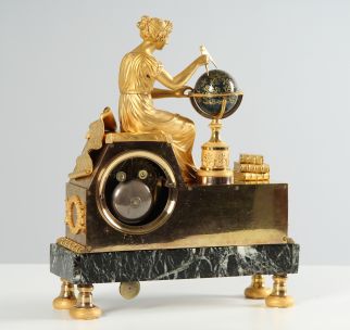 Orologio con suoneria a disco e sospensione a filo del pendolo