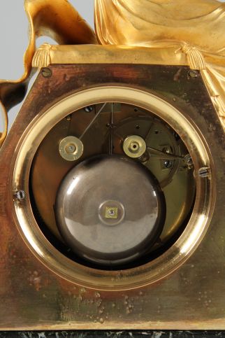 Orologio con suoneria a disco e sospensione a filo del pendolo