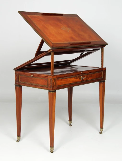 Table d'architecte antique, table à dessin et bureau, Directoire, 1795 - France
Acajou, cuir
Directoire vers 1795