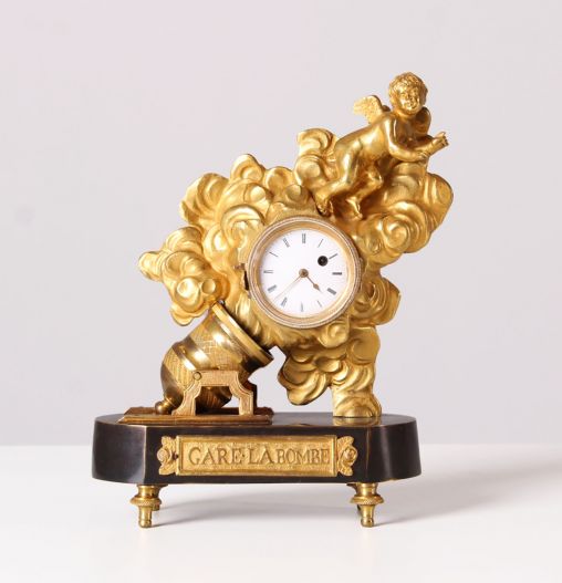 Piccola pendola da camino antica con movimento da orologio da tasca, Cupido, bronzo dorato - Francia
Bronzo dorato
prima metà del XIX secolo