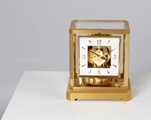 Jaeger LeCoultre, orologio Atmos anni '70 con quadrante quadrato bianco - Svizzera
Ottone placcato oro
Anno di fabbricazione 1970