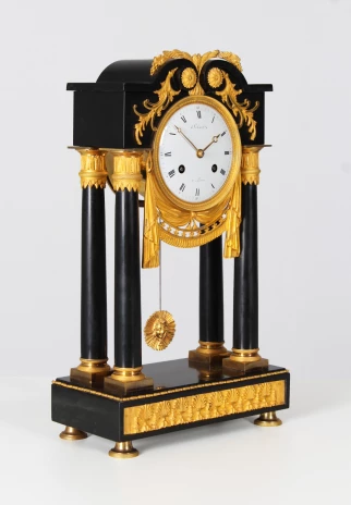 Horloge à portique antique
