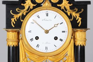Orologio a portale antico