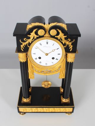 Horloge à portique antique