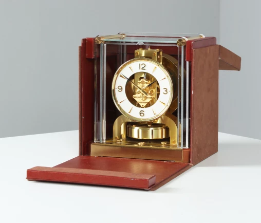 Jaeger LeCoultre, Atmos clock in original shipping box, year 1963 - Switzerland
Brass gold plated, glass, plexiglass
Year of manufacture 1963