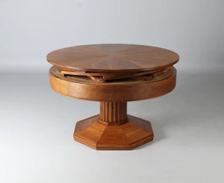 Esstisch mit besonderem Mechanismus