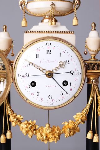 Horloge à portique Louis XVI