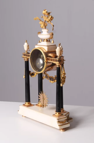 Horloge à portique antique