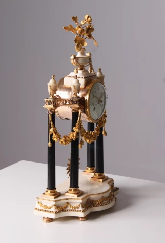 Horloge à portique Louis XVI