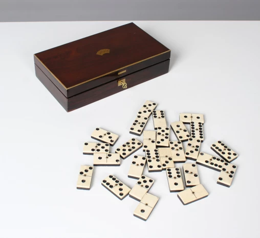 Antike Schatulle mit Dominospiel, Frankreich um 1860, Ebenholz, Bein - Frankreich
Palisander, Bein, Ebenholz
um 1860/1900