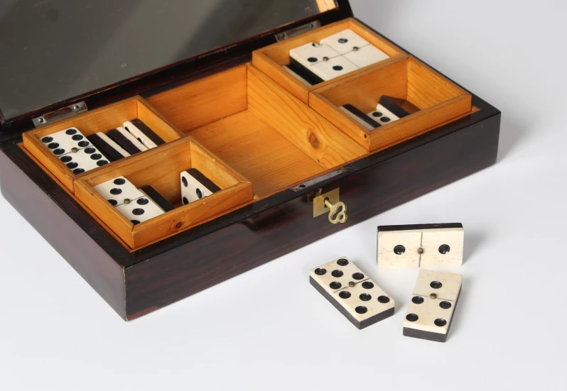 Jeu ancien de 26 dominos en os et ébène avec rivets