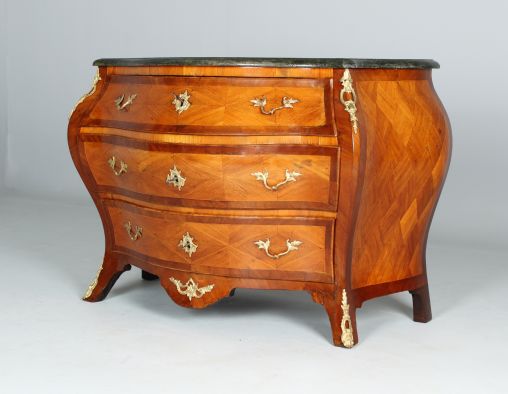 Ancien baroque - rococo commode, la Suède vers 1760 - Suède
orme, érable, noyer
vers 1760