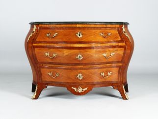 Rococo chest of drawers