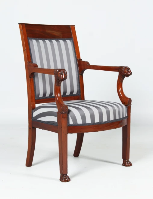 Poltrona antica, fauteuil, teste di leone intagliate, Francia, 1800 ca. - Francia
Mogano
intorno al 1800-1810
 