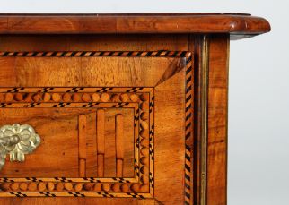 Classicist chest of drawers with marquetry