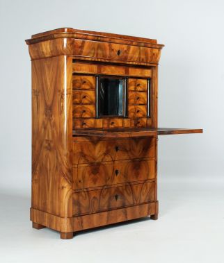 Secrétaire en noyer vers 1830