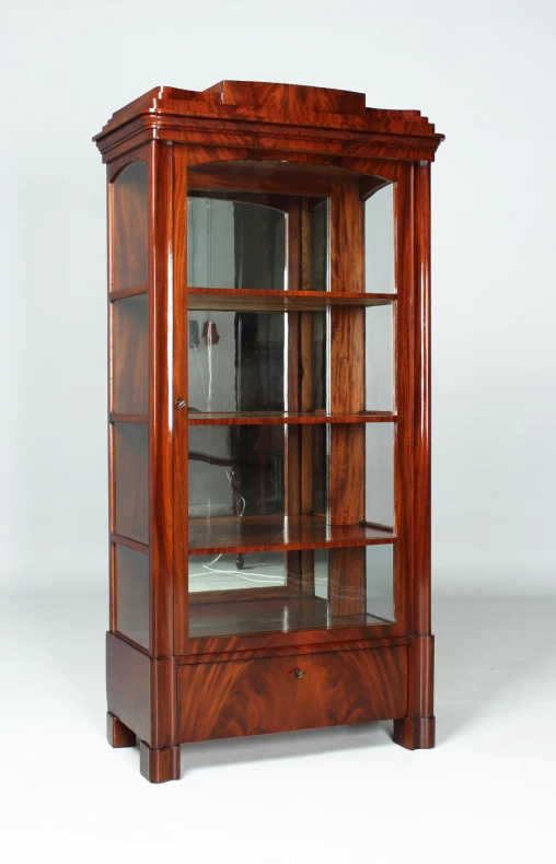 Vitrine antique, bibliothèque, trois côtés de verre, Biedermeier vers 1835 - Berlin / Brandebourg
Acajou
Biedermeier vers 1835