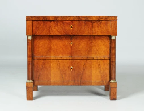 Petite commode antique, en noyer, Biedermeier vers 1820, Galerie Balbach - Bade-Wurtemberg
Noyer
Biedermeier vers 1820