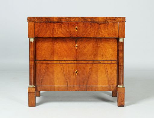 Kleine antike Kommode, Nussbaum, Biedermeier um 1820, Galerie Balbach - Baden-Württemberg
Nussbaum
Biedermeier um 1820