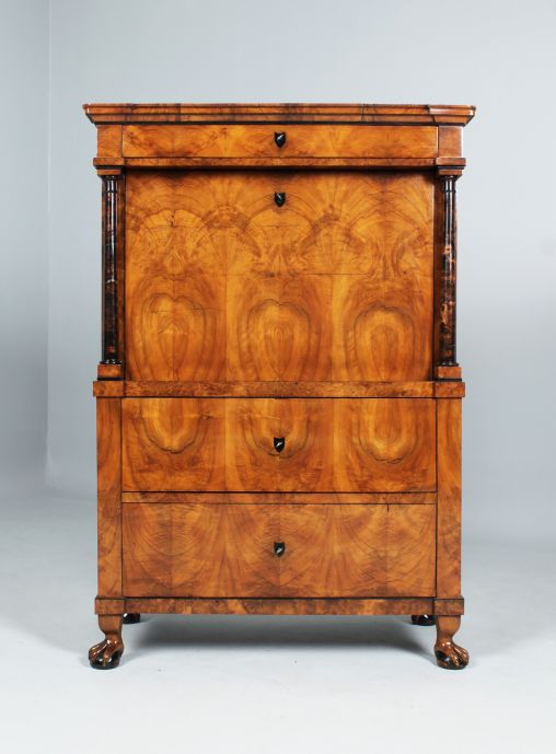 Biedermeier bureau, noyer, bouleau, la Franconie vers 1820 - Sud de lAllemagne
Noyer, racine de bouleau
Biedermeier vers 1820