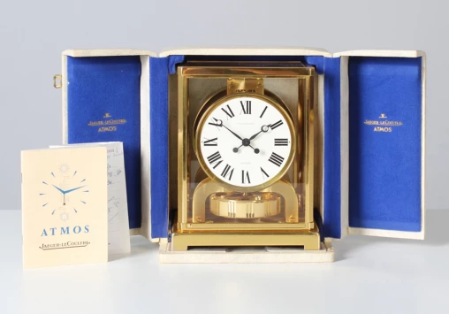 Jaeger LeCoultre, orologio Atmos, set completo con scatola e documenti, anno 1974 - Svizzera
Ottone placcato oro
Anno di fabbricazione 1974