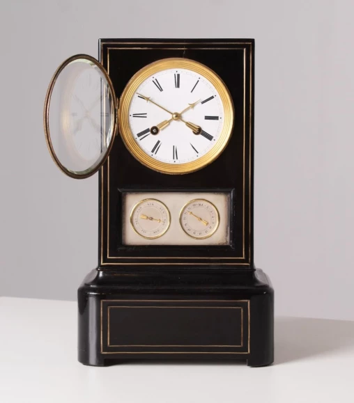 Antico orologio da caminetto con calendario, legno ebanizzato, Francia, 1840 circa - Francia
Legno, ottone
Metà del XIX secolo