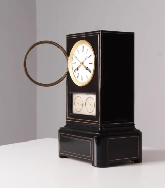 Horloge ancienne avec calendrier, bois noir, France vers 1850