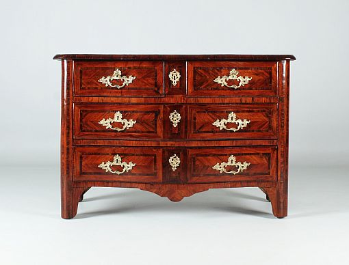 Commode baroque antique, en palissandre, France, Louis XV vers 1740 - France
Palissandre
Louis XV vers 1740