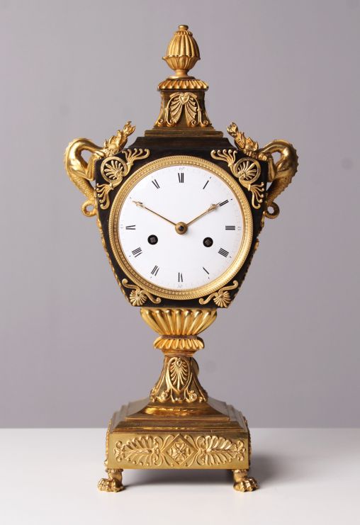 Antique Vase Clock, Empire Pendule, gilt bronze, patinated, c. 1810 - France
Bronze gilt and patinated
Empire around 1815