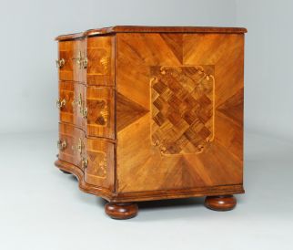 Commode baroque allemand, trois tiroirs, en noyer, vers 1750