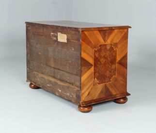 Commode baroque allemand, trois tiroirs, en noyer, vers 1750