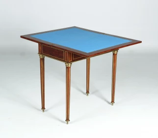 Table de jeu antique
