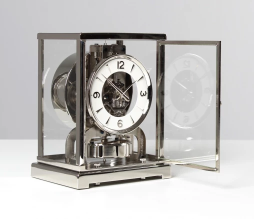 Jaeger LeCoultre, silver Atmos IV calibre 532, year of manufacture 1955, like new - Switzerland
Brass nickel plated
Year of manufacture 1955