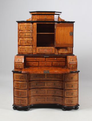 Secrétaire baroque en noyer