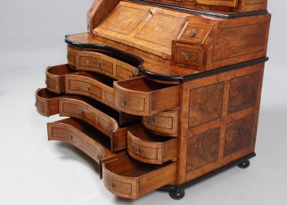 Secrétaire avec de nombreux tiroirs