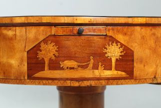 Antico tavolo da gioco Biedermeier per quattro persone intarsiato in legno chiaro