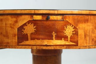 Antico tavolo da gioco Biedermeier per quattro persone intarsiato in legno chiaro