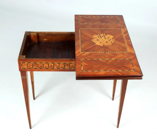 Ancienne table de jeu de skat Louis XVI avec marqueterie, vers 1800 - Sud-Ouest de lAllemagne
Bois de prunier et autres
vers 1800