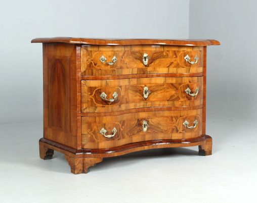 Antique baroque chest of drawers, walnut with marquetry, Brunswick c. 1760 - Lower Saxony
Walnut, Ash, Plum
Baroque around 1760