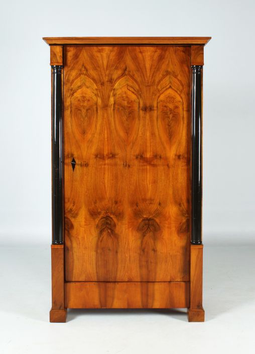 Small antique cabinet, Biedermeier c. 1825, walnut veneer - Austria
Walnut
Biedermeier around 1825
