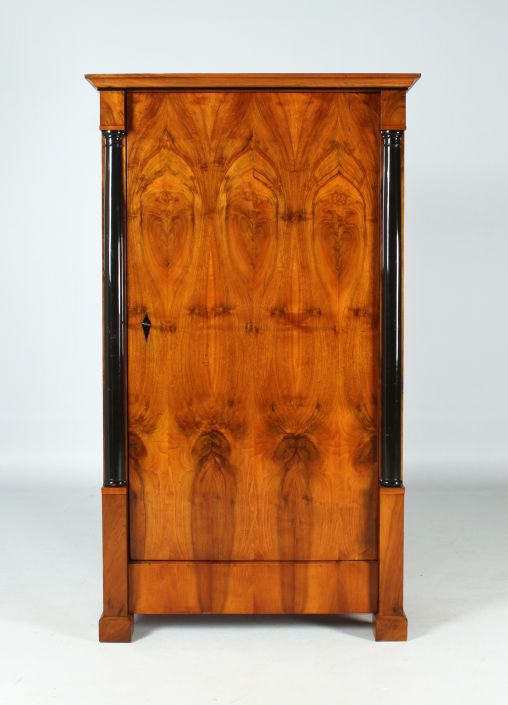 Petite armoire antique, Biedermeier vers 1825, placage de noyer - Autriche
Noyer
Biedermeier vers 1825