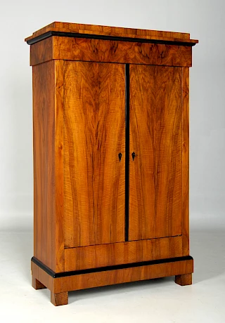 <p>Allemagne du Sud<br />
Noyer<br />
Biedermeier vers 1820</p>