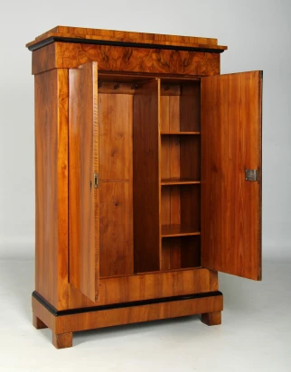 Restaurare un guardaroba Biedermeier