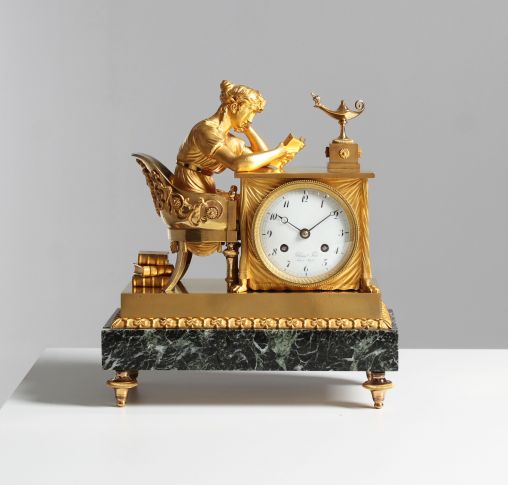 Pendule Empire, Pendule de cheminée, La Liseuse, La Lieuse, Paris vers 1810 - Paris
bronze, marbre, émail
Empire vers 1810