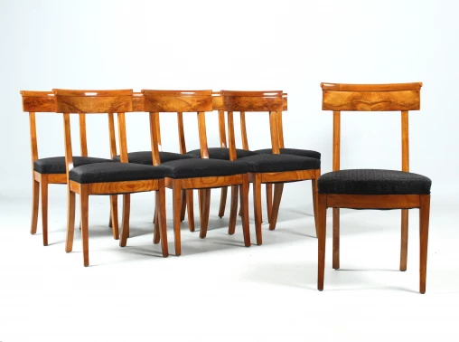 Otto sedie antiche identiche, legno di ciliegio, Biedermeier1820 circa - Germania Ovest / Francia
Ciliegio
Biedermeier intorno al 1820