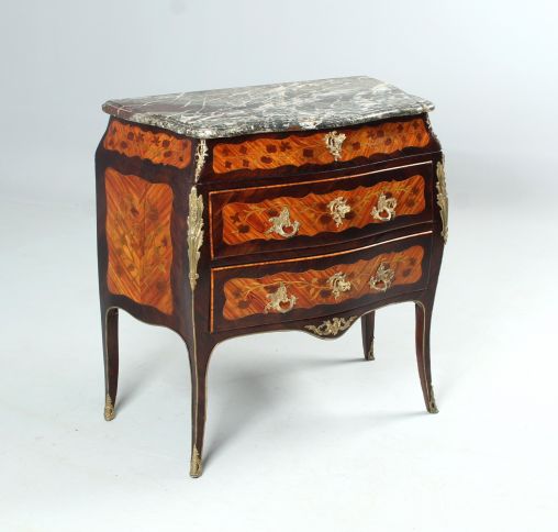 Commode antique avec marqueterie de fleurs, France vers 1890 - France
palissandre et autres
deuxième moitié du 19e siècle