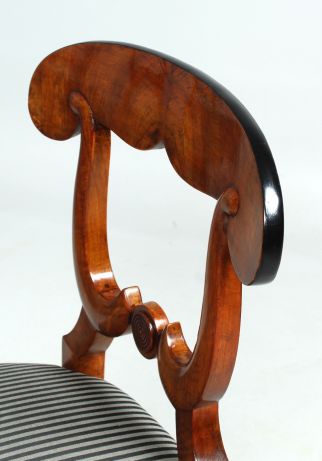 Chaise à pelle en noyer